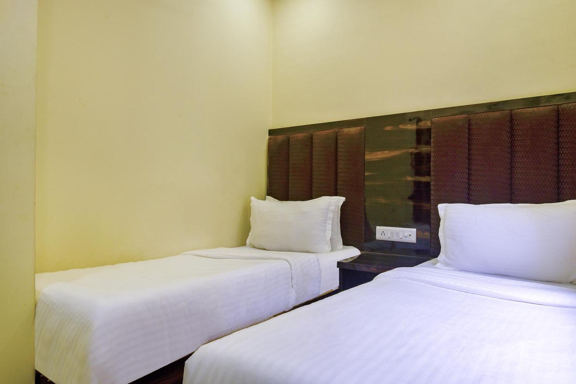 Hotel Deluxe Bombay Extérieur photo